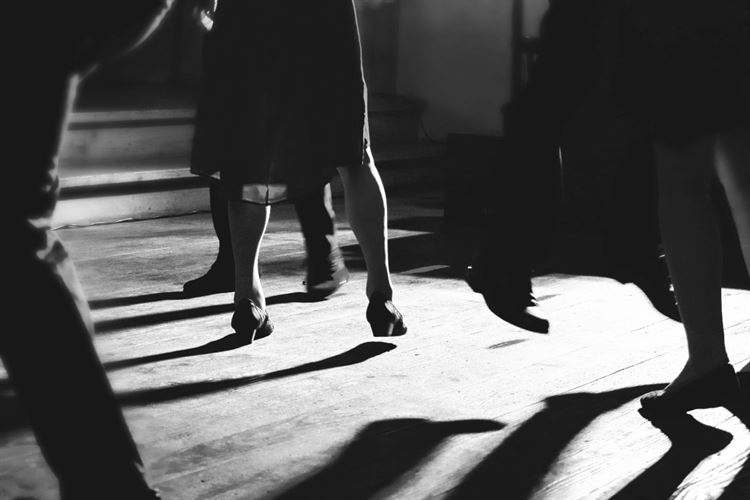 לרקוד עם חברים: איך מרימים ריקוד חתונה קבוצתי? 3