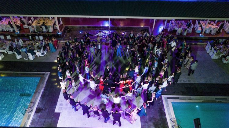 לרקוד עם חברים: איך מרימים ריקוד חתונה קבוצתי? 2