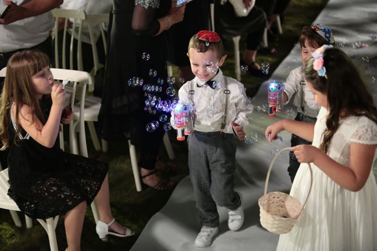 נמצא שימוש נהדר לבועות הסבון, החתונה של מעיין צ'מסי ותומר חפץ (צילום: עידן כנפי)