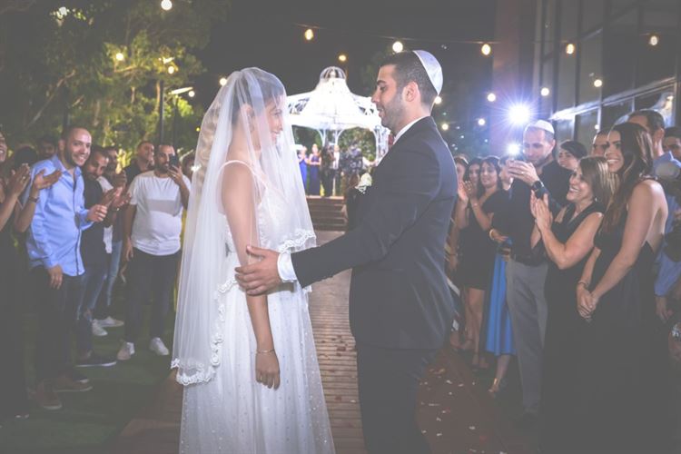 מתחת לאף: סיפור אהבה קרוב מתמיד 11