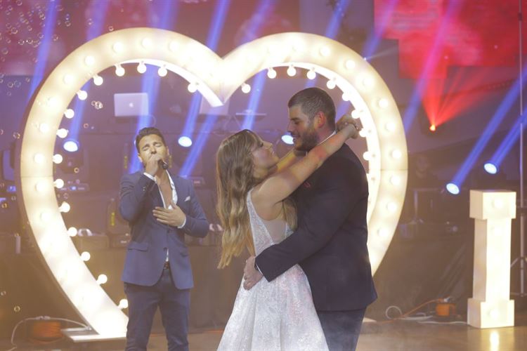 ככה זה נראה כשהזמר הראל מויאל מוסיף לאווירה הרומנטית בחתונה של ענבל הרמן ושי הרשקוביץ (צילום: ג'ינג'ר צלמים)