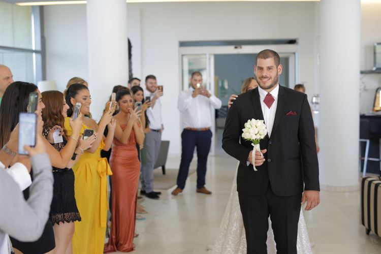 ורגע המפגש המרגש בין ענבל הרמן ושי הרשקוביץ (צילום: ג'ינג'ר צלמים)