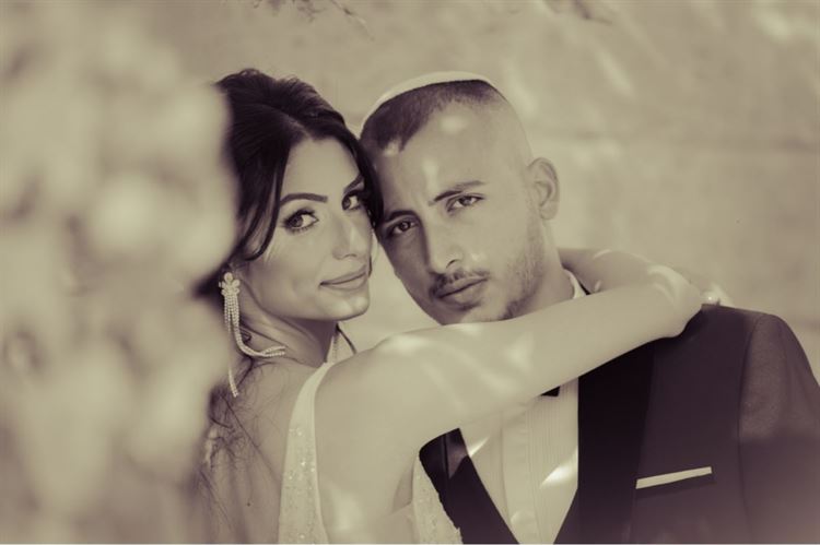 מה קרה כשהיא ארגנה לו מסיבת הפתעה והוא גילה? 7