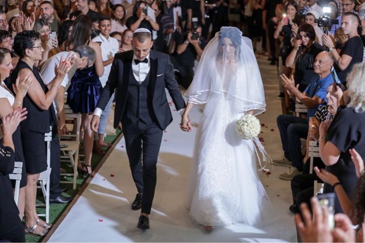 מה קרה כשהיא ארגנה לו מסיבת הפתעה והוא גילה? 11