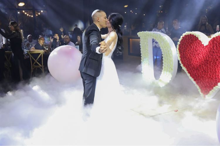 מה קרה כשהיא ארגנה לו מסיבת הפתעה והוא גילה? 13