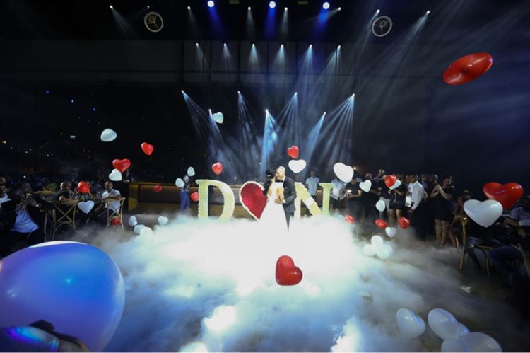 מה קרה כשהיא ארגנה לו מסיבת הפתעה והוא גילה? 14