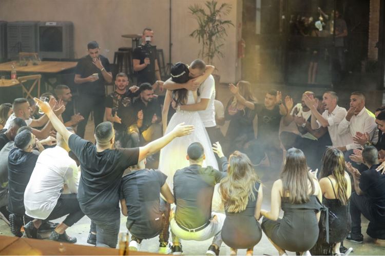 מה קרה כשהיא ארגנה לו מסיבת הפתעה והוא גילה? 15