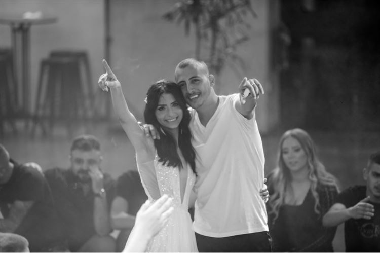 מה קרה כשהיא ארגנה לו מסיבת הפתעה והוא גילה? 16