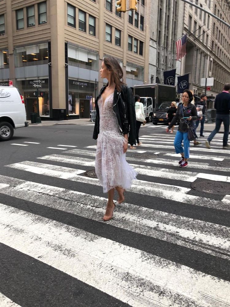 גדולה מהחיים: ליז מרטינז בקולקציה חדשה 8