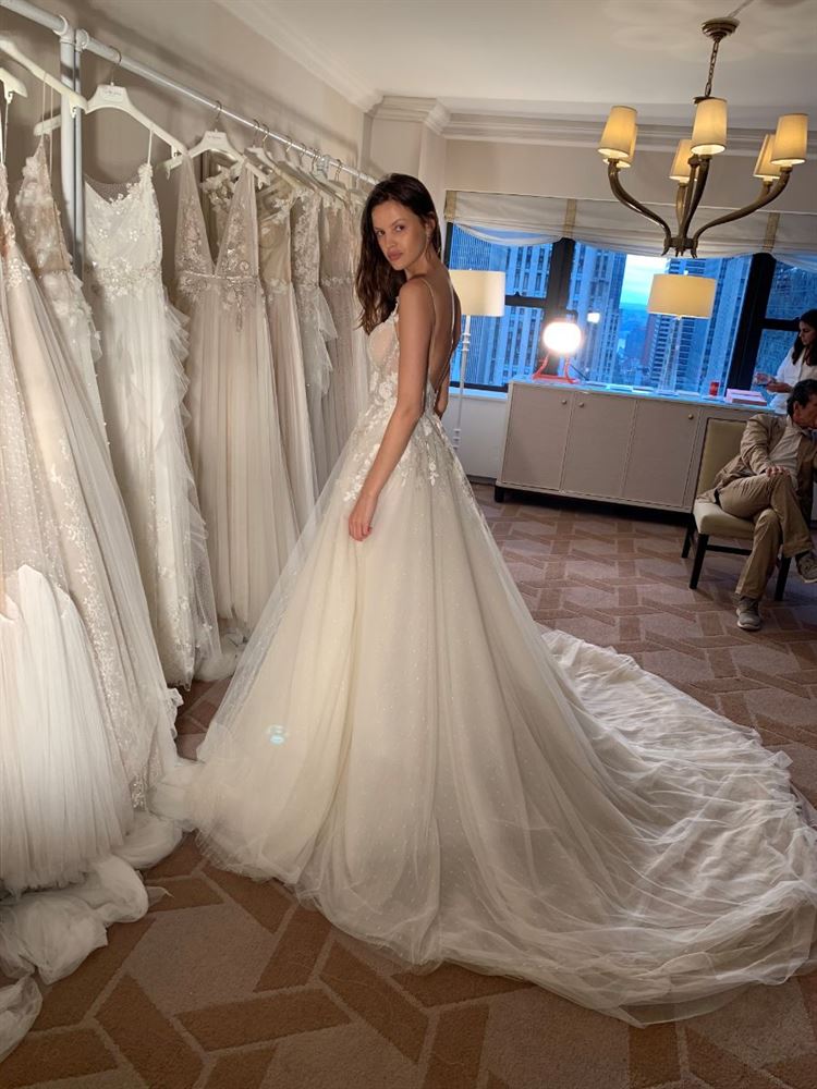 גדולה מהחיים: ליז מרטינז בקולקציה חדשה 2