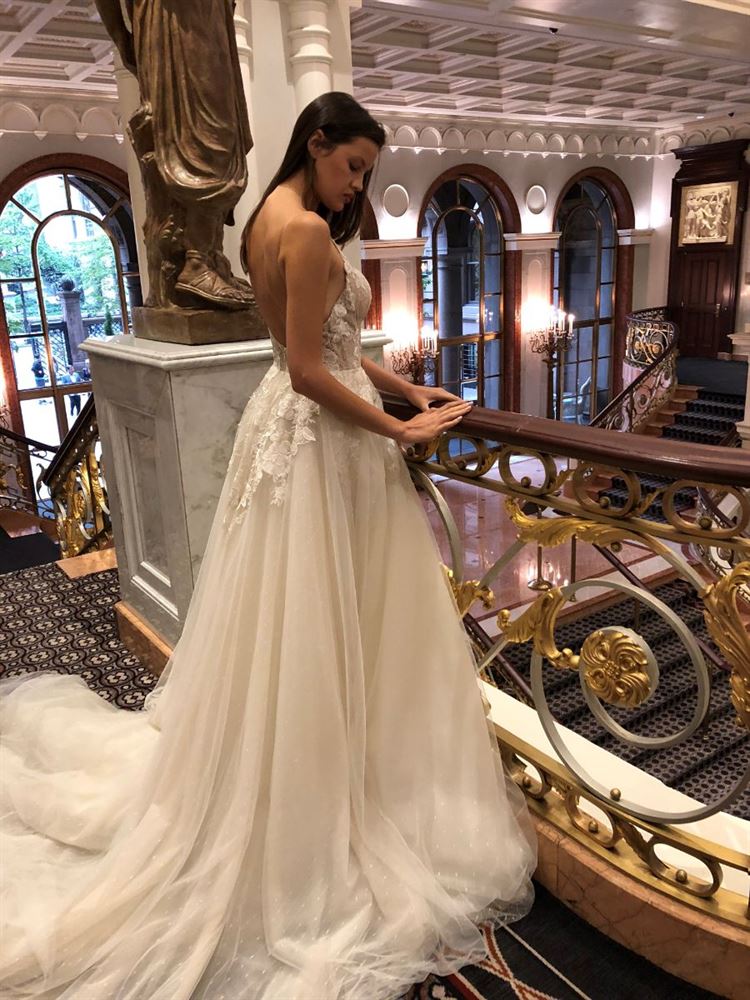 גדולה מהחיים: ליז מרטינז בקולקציה חדשה 14