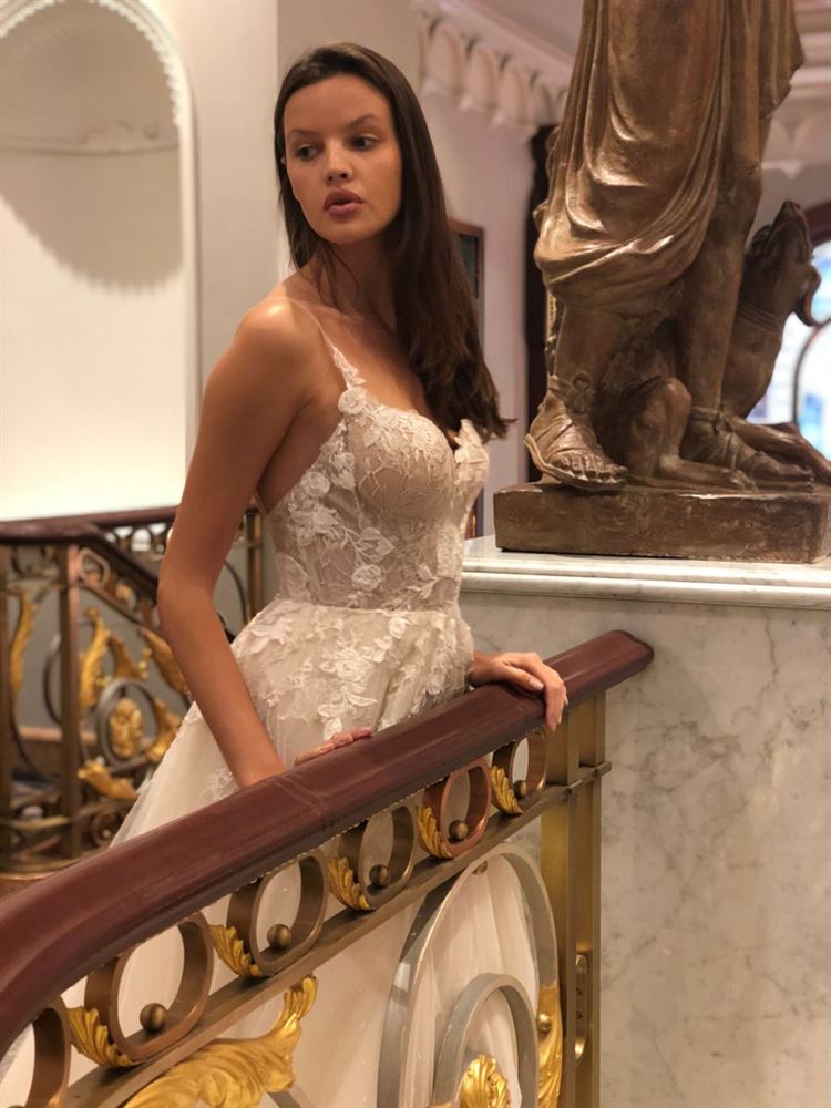 גדולה מהחיים: ליז מרטינז בקולקציה חדשה 16