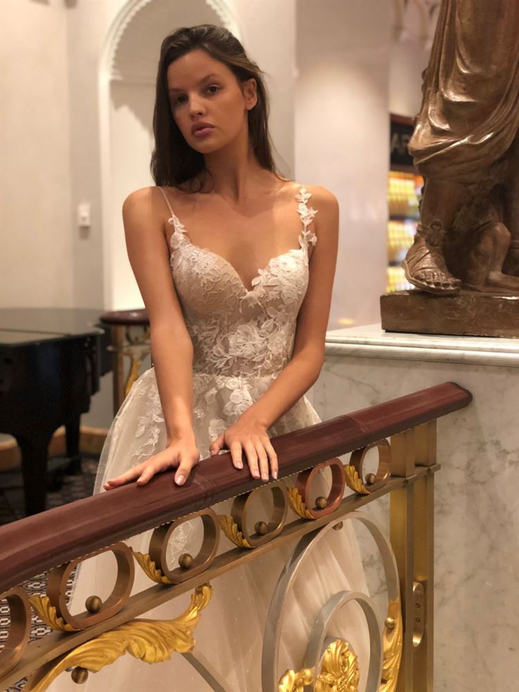 גדולה מהחיים: ליז מרטינז בקולקציה חדשה 17