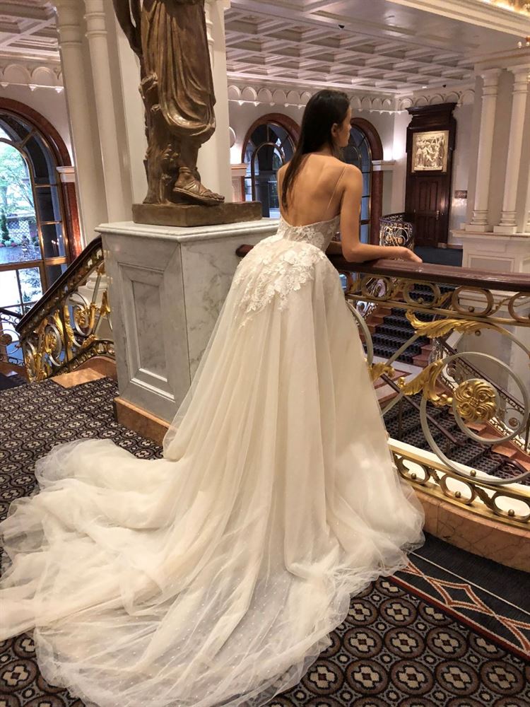 גדולה מהחיים: ליז מרטינז בקולקציה חדשה 21