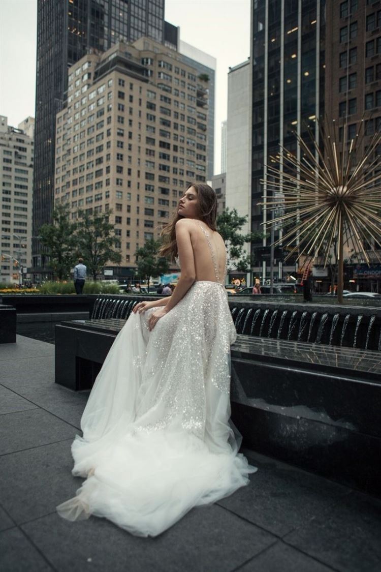 New York Glam: השמלות הכי מנצנצות בשבוע האופנה לכלות 6