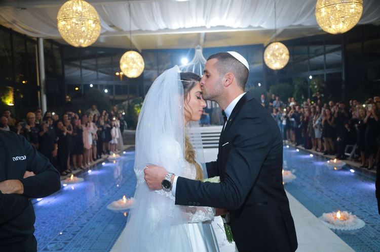 אירוסין בפיג'מה: ההצעה שהוציאה אותה מהמיטה 15