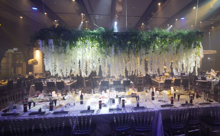 העיצוב הטבעי שמלווה את האורחים כבר בכניסה, ממשיך אל האולם (צילום: אריק קרמינסקי)