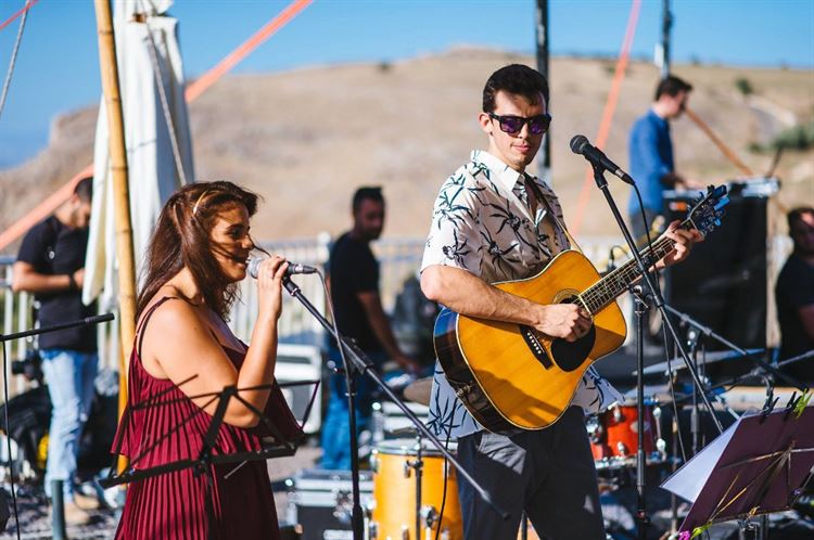 פסטיבל של אהבה: חתונת השטח הכי צבעונית שתכירו 34