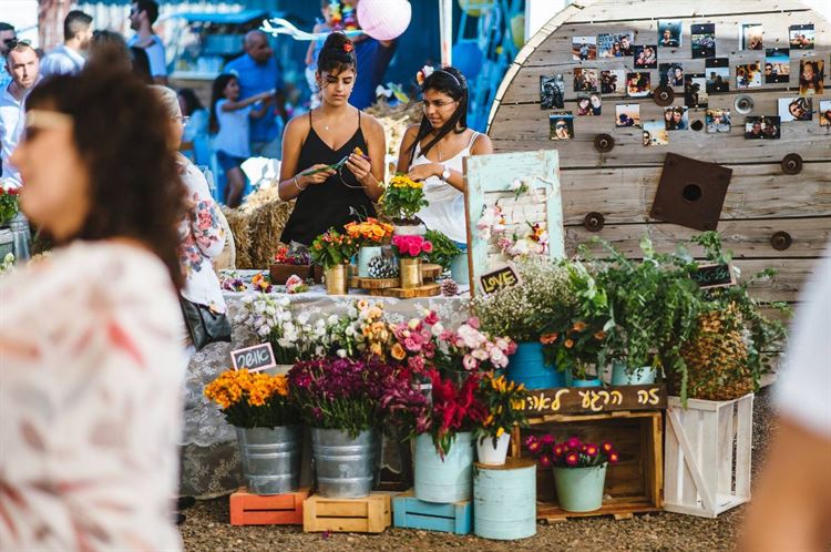 פסטיבל של אהבה: חתונת השטח הכי צבעונית שתכירו 11