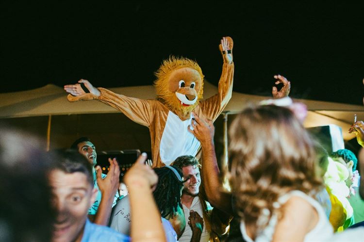 פסטיבל של אהבה: חתונת השטח הכי צבעונית שתכירו 39