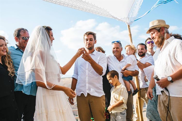 פסטיבל של אהבה: חתונת השטח הכי צבעונית שתכירו 36