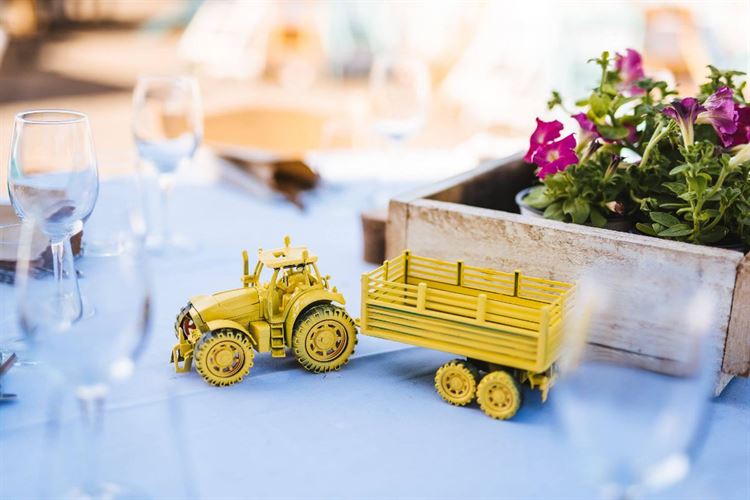 פסטיבל של אהבה: חתונת השטח הכי צבעונית שתכירו 22