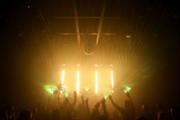 לילה באיביזה: מסיבת חתונה בווליום גבוה 15