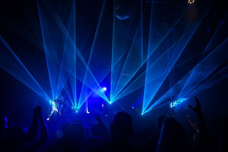 לילה באיביזה: מסיבת חתונה בווליום גבוה 16