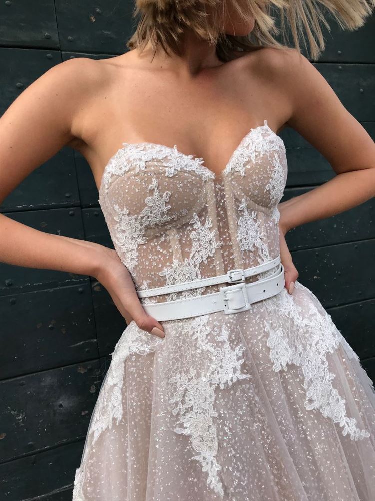 ה'איט גירל' של עולם הכלות בקולקציה חדשה ובועטת 7