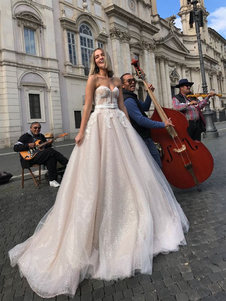 ה'איט גירל' של עולם הכלות בקולקציה חדשה ובועטת 8