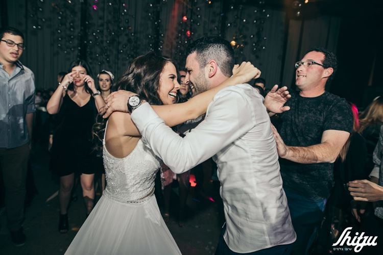 במעמד החופה: הזוג הבא עשה את המחווה הכי מרגשת שתראו 24