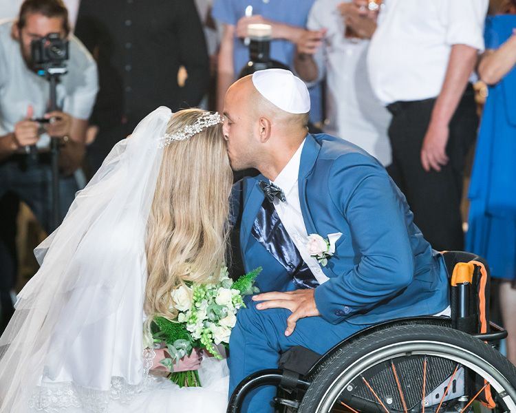 אופס: בקבוק השמפניה שהרס את ההצעה 16