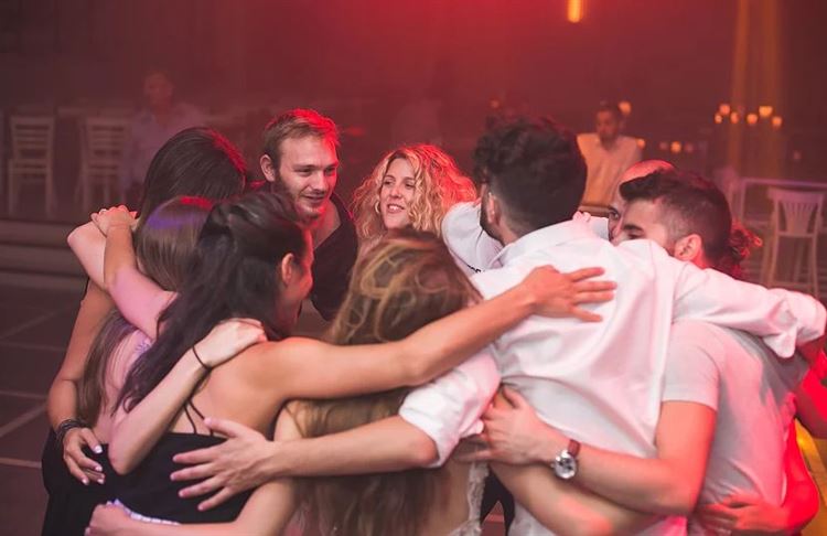 עם כל החברים (צילום: עדי פהר)