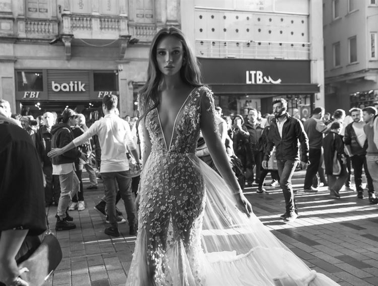 ואל שמלתך תשוקתך: דימיטריוס דליה בקטלוג 2019 12