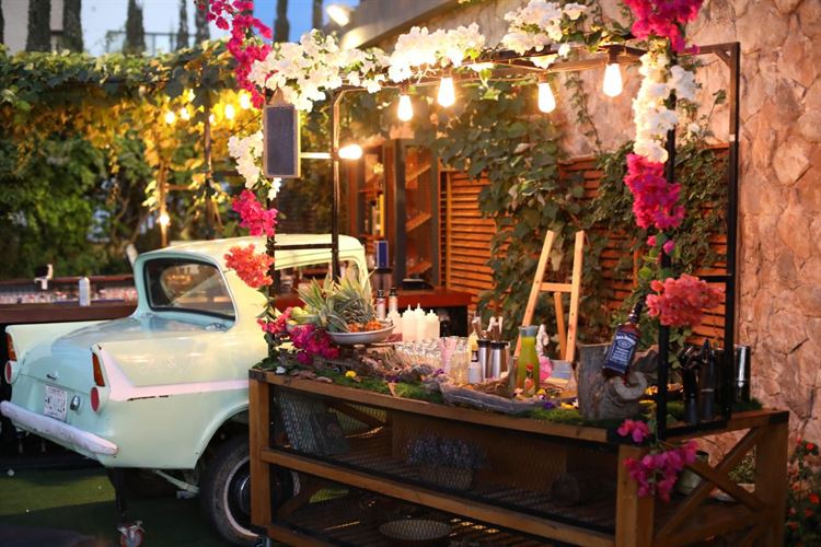 הפרחים ממלאים כל פינה במתחם האירועים 'אלכסנדר' (צילום: פיפל פוטוגרפי)