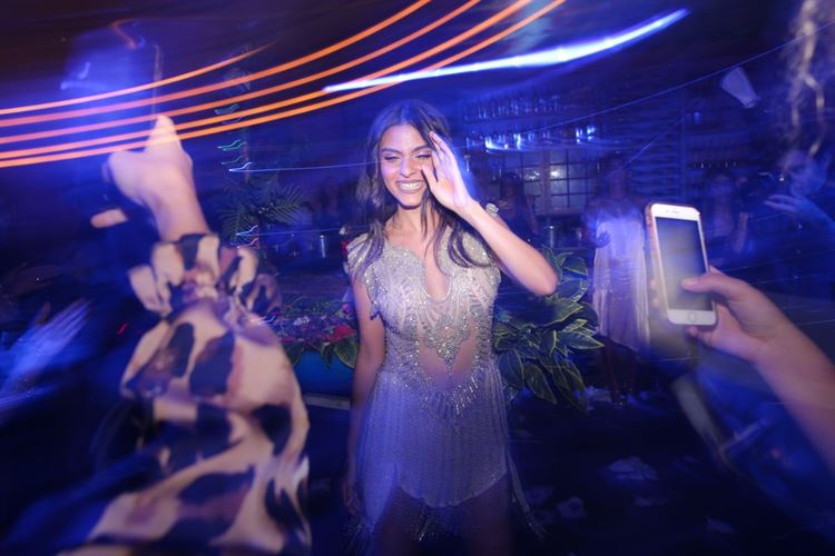 לוק שלישי - ואי אפשר שלא להפנות אליה את כל הניידים (צילום: פיפל פוטוגרפי)