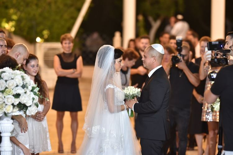 מה הדבר המרגש שעשתה הכלה הבאה בחתונתה? 13