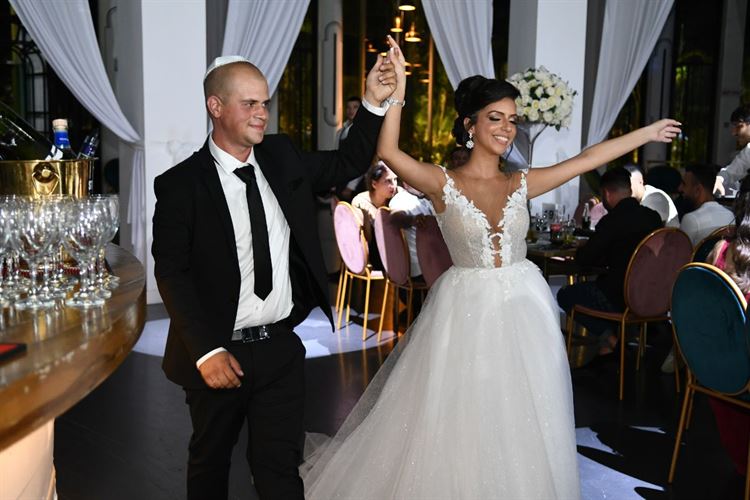 מה הדבר המרגש שעשתה הכלה הבאה בחתונתה? 15