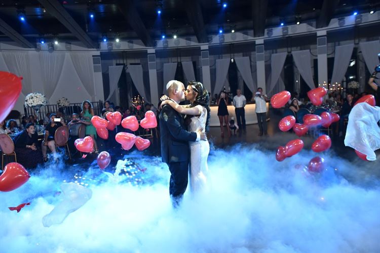 מה הדבר המרגש שעשתה הכלה הבאה בחתונתה? 16