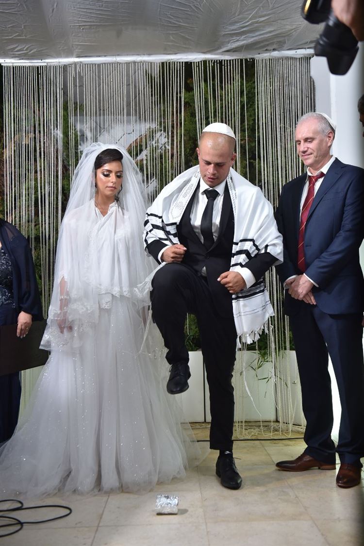 מה הדבר המרגש שעשתה הכלה הבאה בחתונתה? 14