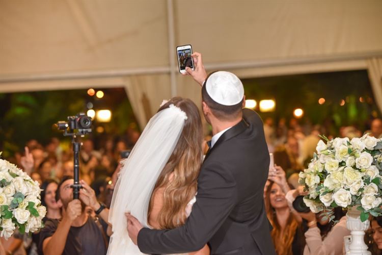 הכלה שהלכה לתקן טלפון שבור ויצאה עם לב שלם 13