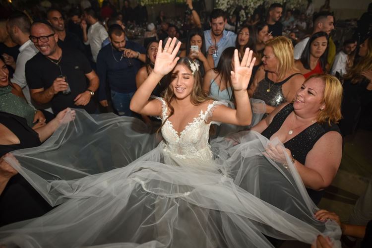 הכלה שהלכה לתקן טלפון שבור ויצאה עם לב שלם 16