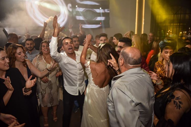 הכלה שהלכה לתקן טלפון שבור ויצאה עם לב שלם 18