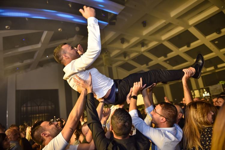 הכלה שהלכה לתקן טלפון שבור ויצאה עם לב שלם 19