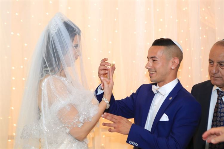 מהניידת לחופה: הצעת נישואים (כמעט) באזיקים 11