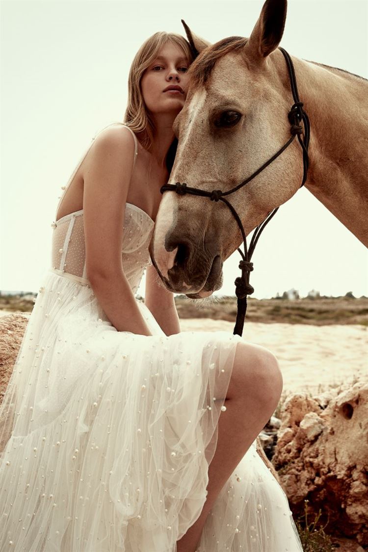 הישר מהמסלולים: שמלות הכלה הטרנדיות לשנת 2019 8