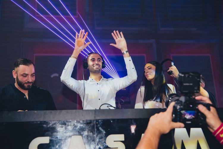 הצעה מפתה: הסיפור שהתחיל ב"לעולם לא" ונגמר בחתונה 12