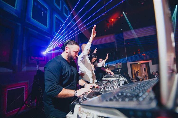 הצעה מפתה: הסיפור שהתחיל ב"לעולם לא" ונגמר בחתונה 13