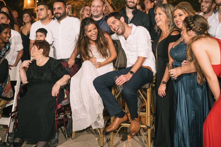 הכלה שהושלכה לבריכה: חתונת סוף סמסטר רטובה 19