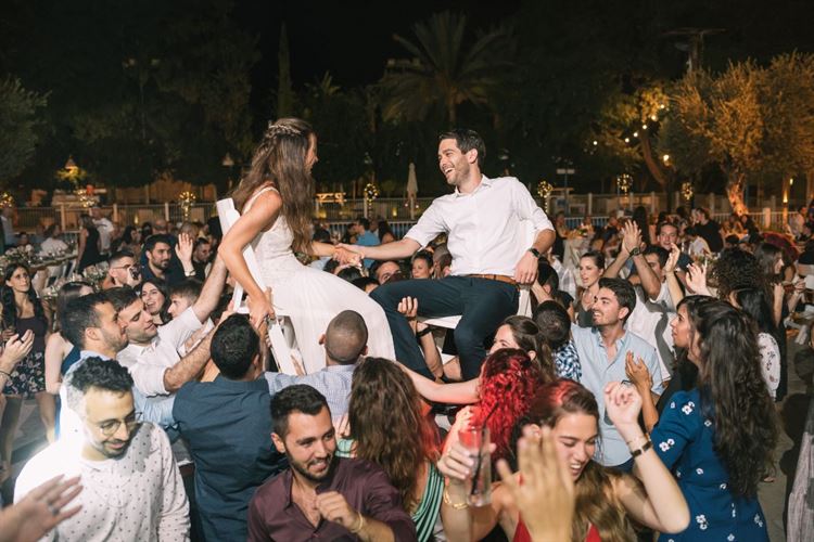 הכלה שהושלכה לבריכה: חתונת סוף סמסטר רטובה 20